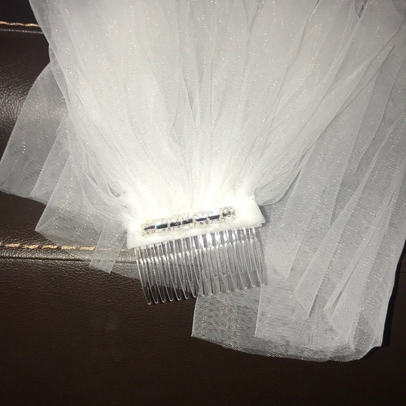 elegant chapel length 2 Layer wedding veil w/comb - Picture 6 of 8